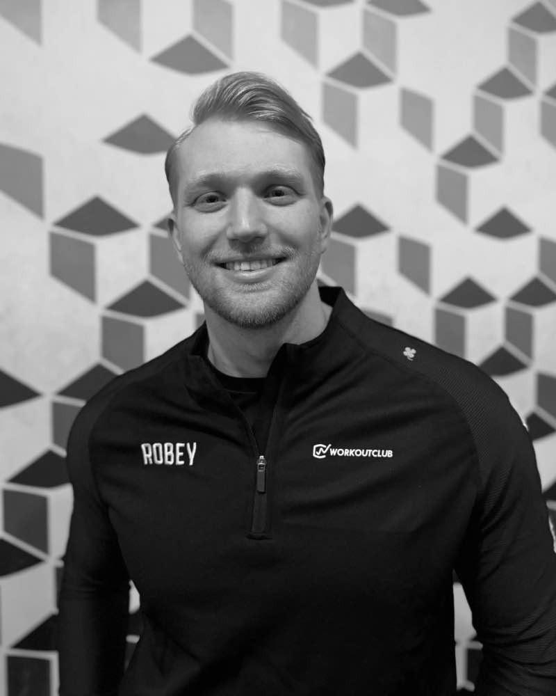Janne van Hees, lachend, in een zwart trainingsshirt van Workoutclub